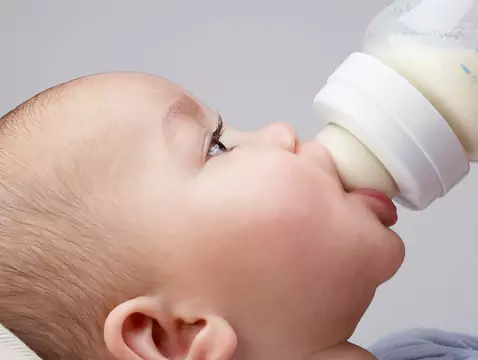 Mleko początkowe i mleko następne - zasady wprowadzania do diety