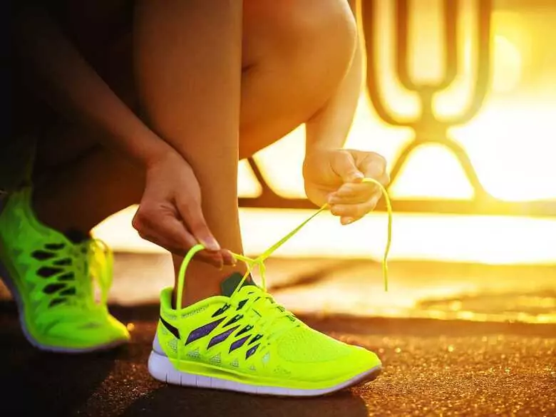 Jakie buty do szkoły? Lekarz ortopeda odradza sznurówki