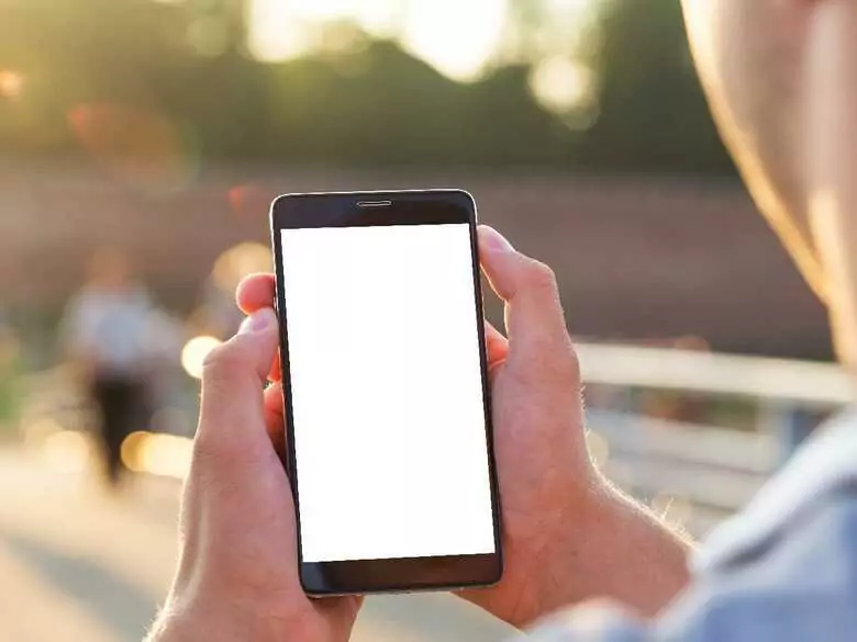 Małe dziecko kontra ekran telefonu – WHO ostrzega!